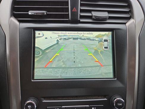 Used 2017 Ford Fusion SE w/ Fusion SE Technology Package image 20