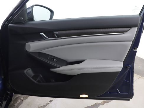 Used 2018 Honda Accord Touring image 9