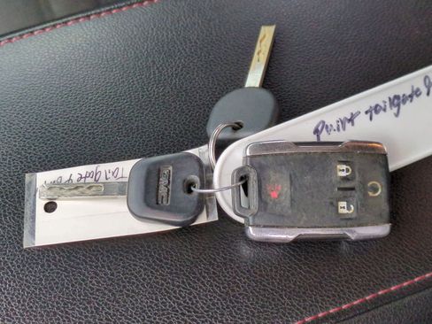 Used 2017 GMC Canyon SLE w/ All Terrain Package image 33