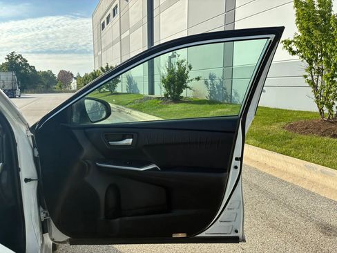 Used 2017 Toyota Camry SE FWD image 20