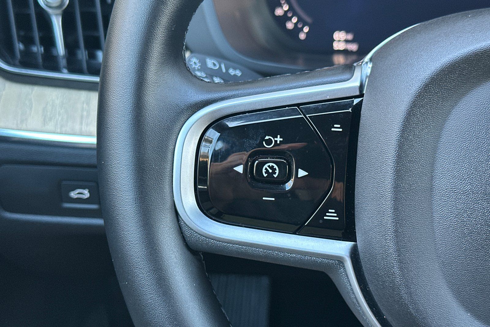 Certified 2026 Volvo XC60 B5 Plus AWD/4WD image 29