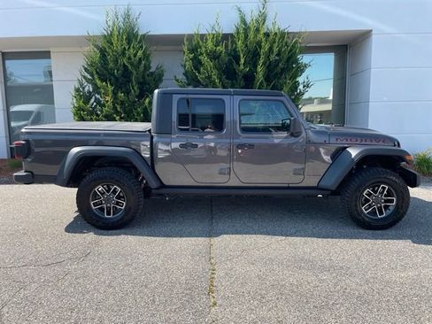 Used 2025 Jeep Gladiator Mojave w/ Convenience Group AWD/4WD image 5
