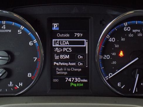 Used 2017 Toyota RAV4 Platinum FWD image 16