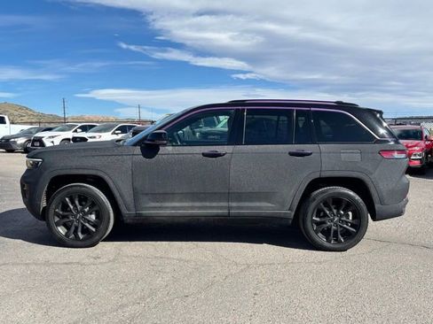 Used 2022 Jeep Grand Cherokee Overland w/ Luxury Tech Group IV image 2