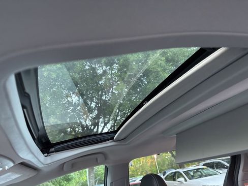 Used 2015 Toyota Sienna SE Premium image 4