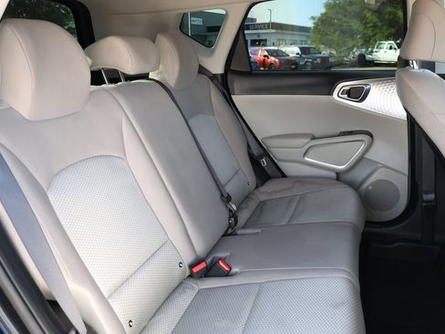 Used 2025 Kia Soul LX w/ LX Technology Package FWD image 30