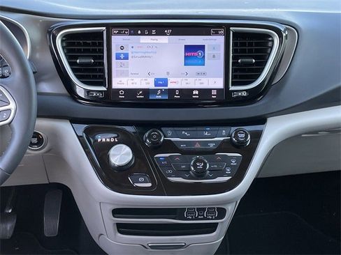 Used 2024 Chrysler Pacifica Touring-L image 15