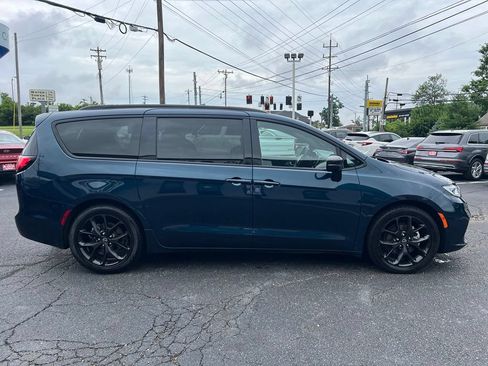 Used 2025 Chrysler Pacifica Limited FWD image 4
