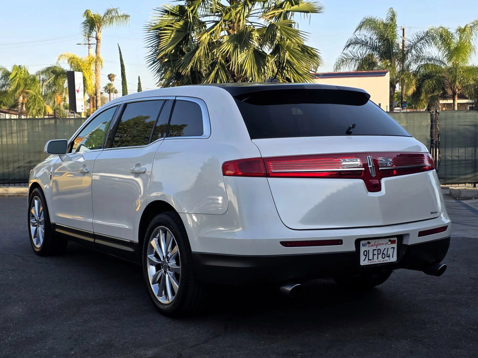 Used 2012 Lincoln MKT AWD image 4