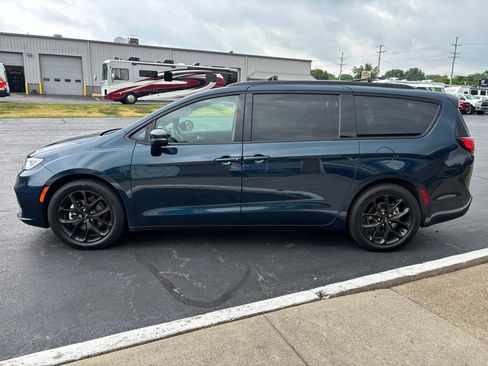 Used 2023 Chrysler Pacifica Touring-L w/ S Appearance Package FWD image 6