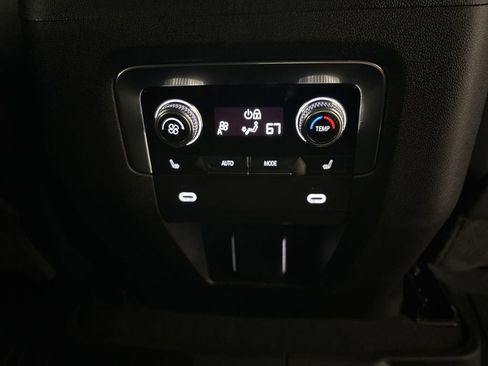 Used 2024 GMC Yukon SLT w/ SLT Luxury Package image 28