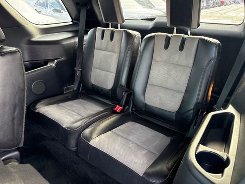 Used 2017 Ford Explorer XLT w/ XLT Technology Feature Bundle image 18