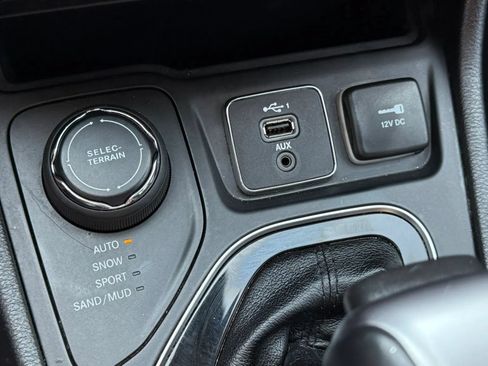 Used 2020 Jeep Cherokee Limited AWD/4WD image 24