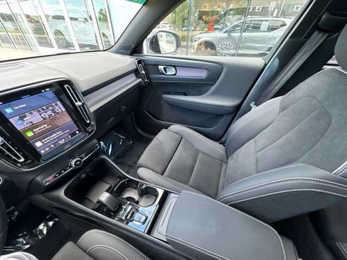 Certified 2025 Volvo XC40 B5 Plus AWD/4WD image 22