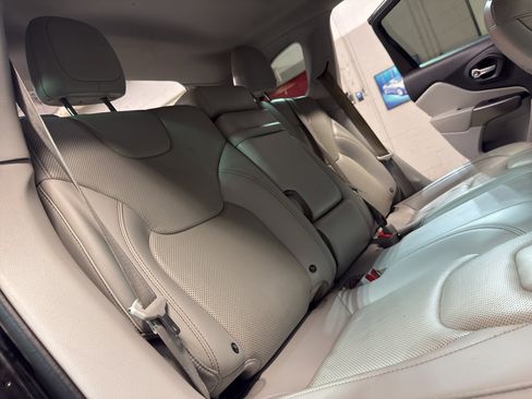 Used 2019 Jeep Cherokee Limited AWD/4WD image 28