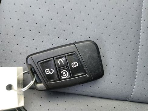 Certified 2025 Volkswagen Jetta SE w/ Sunroof Package image 38