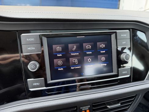 Used 2024 Volkswagen Jetta SE FWD image 18