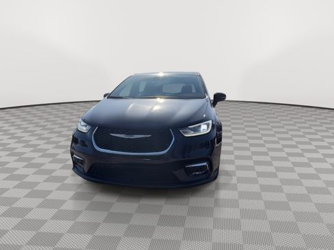 Used 2024 Chrysler Pacifica Touring-L FWD image 3