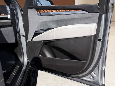 Certified 2025 Cadillac Escalade Sport Platinum w/ LPO, Floor Liner Package image 27