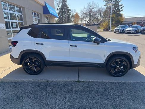 Certified 2025 Volkswagen Taos SE image 10