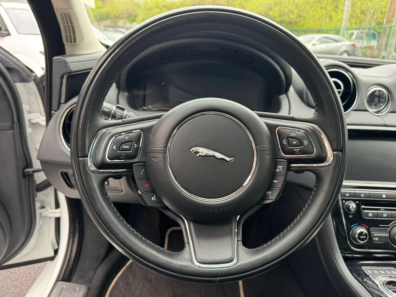 Used 2019 Jaguar XJ R-Sport RWD image 13