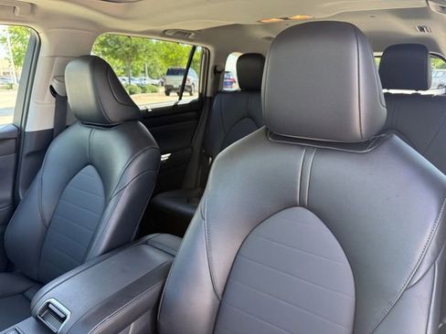 Used 2025 Toyota Highlander XLE FWD image 12