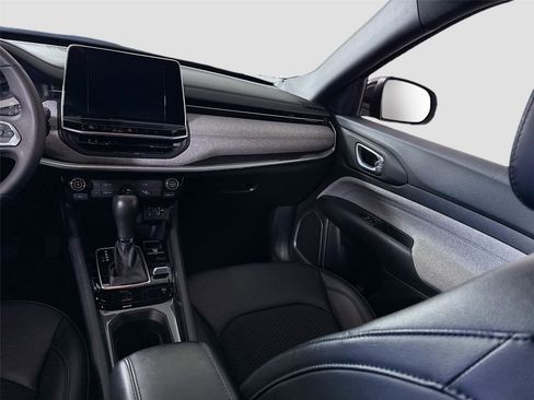 Used 2025 Jeep Compass Latitude AWD/4WD image 14