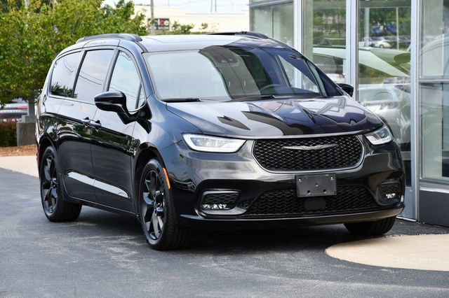 Used 2025 Chrysler Pacifica Limited FWD image 6