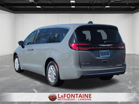 Used 2023 Chrysler Pacifica Touring-L image 3