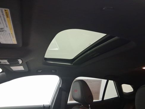 Used 2025 Chevrolet Trax RS w/ Sunroof Package image 12