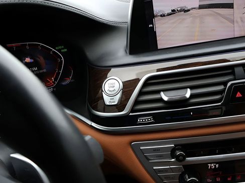 Used 2021 BMW 740i xDrive w/ Premium Package image 30