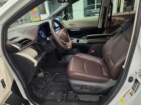 Used 2024 Toyota Sienna Platinum FWD image 18