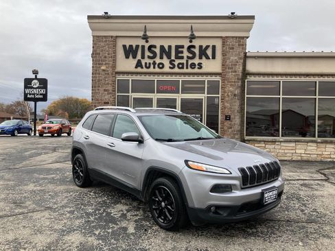 Used 2018 Jeep Cherokee Latitude w/ Cold Weather Group image 1