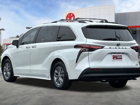 Used 2022 Toyota Sienna XLE w/ XLE Plus Package image 6