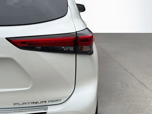Used 2021 Toyota Highlander Platinum image 12