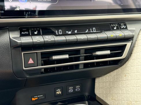 Used 2025 Toyota Camry XLE image 6