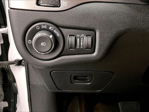 Used 2019 Jeep Cherokee Latitude Plus w/ Cold Weather Group AWD/4WD image 36