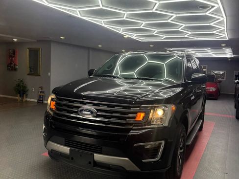 Used 2019 Ford Expedition XLT w/ Cargo Package RWD image 2