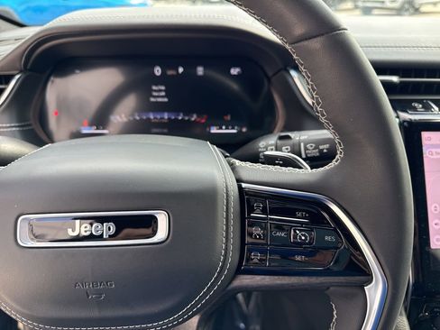 Used 2023 Jeep Grand Cherokee Overland w/ Luxury Tech Group IV AWD/4WD image 29