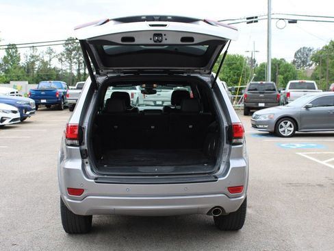 Used 2017 Jeep Grand Cherokee Altitude RWD image 9