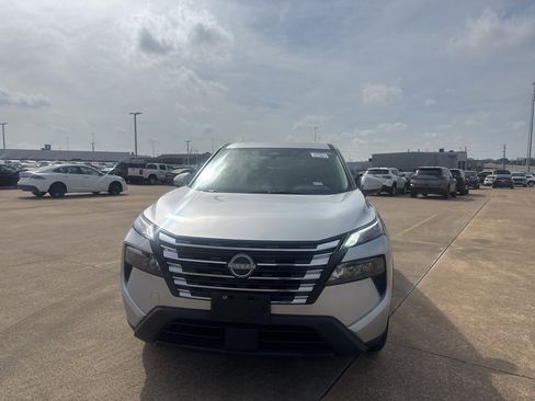 Certified 2025 Nissan Rogue SV image 4