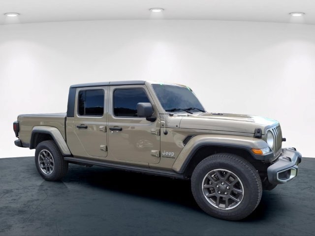 Used 2020 Jeep Gladiator Overland w/ Cold Weather Group AWD/4WD image 11