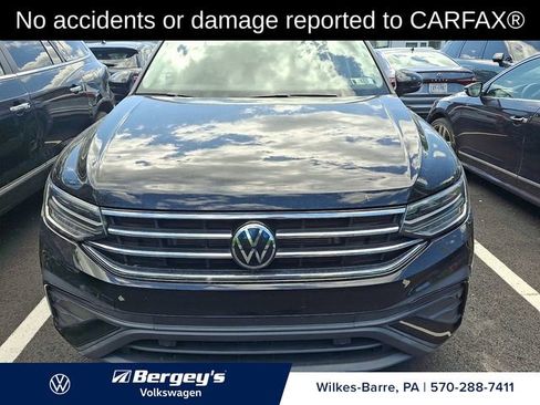 Certified 2022 Volkswagen Tiguan SE FWD image 2