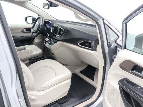 Used 2021 Chrysler Voyager Lxi FWD image 18