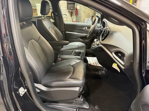 Used 2026 Chrysler Pacifica Select FWD image 25