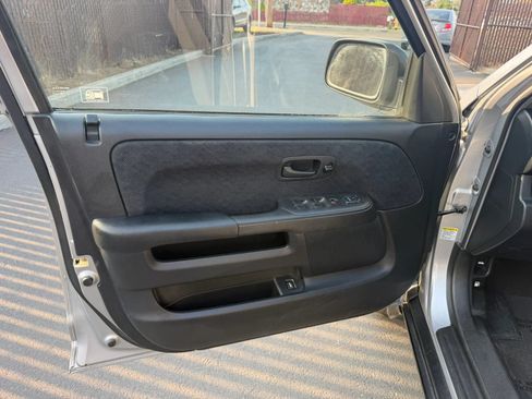 Used 2005 Honda CR-V LX image 9