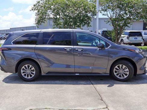 Used 2025 Toyota Sienna XLE FWD image 23