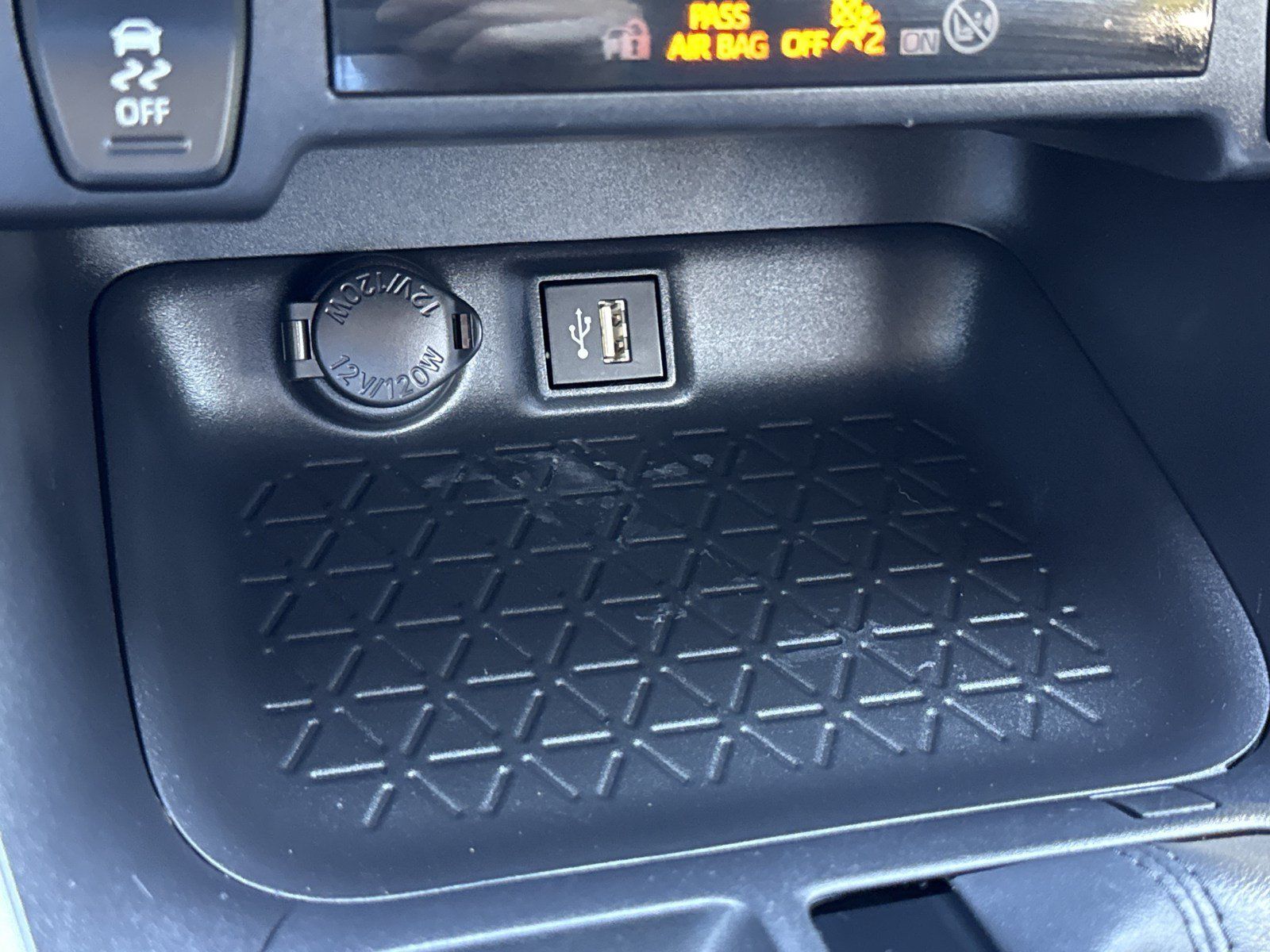 Used 2025 Toyota RAV4 XLE FWD image 25