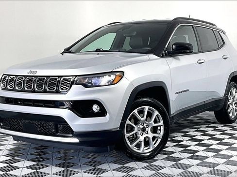 Used 2025 Jeep Compass Limited AWD/4WD image 2