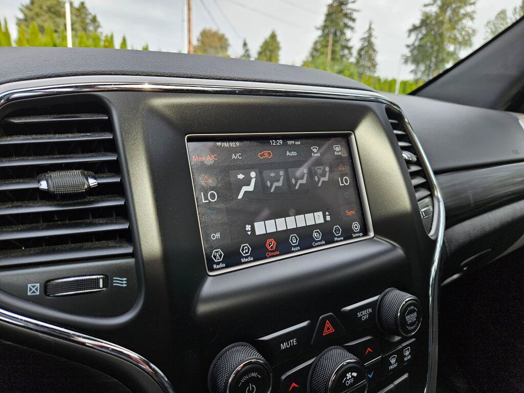 Used 2021 Jeep Grand Cherokee Laredo AWD/4WD image 24